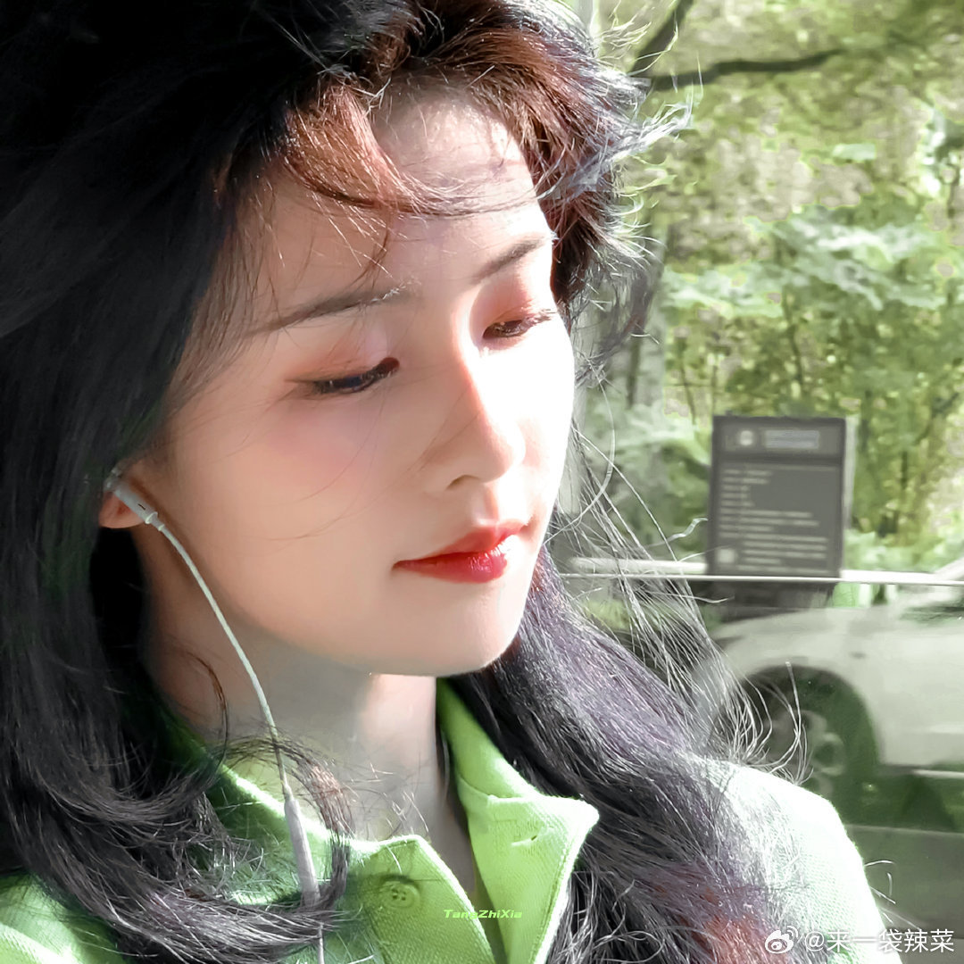 白鹿这几张照片好适合做头像真的很好看（一般我夸白鹿的时候都没人理我）（唉） 