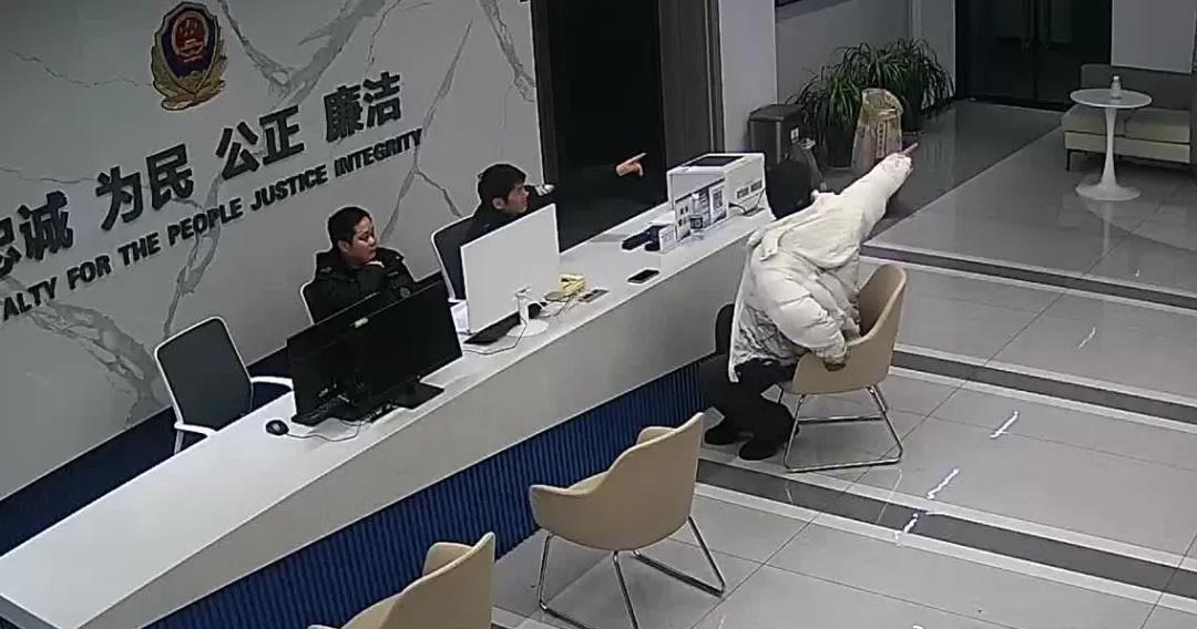 一场大雨，一次走失，牵动着一家人的心。嘉善 79 岁叶阿婆输液后独自离开医院，家