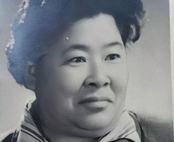 1935年，土匪黑七提出要与红军单挑，20岁女兵何子友主动迎战，她对黑七说："比
