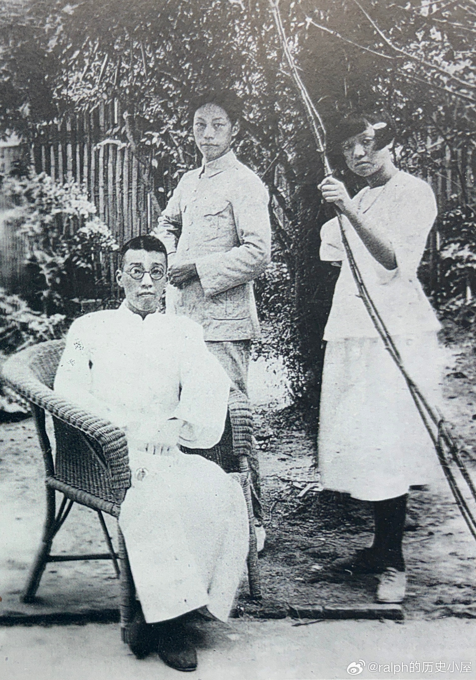 20年代沙孟海、沙文求和陈修良（道希）在上海戈登路若榴花屋合影历史影像