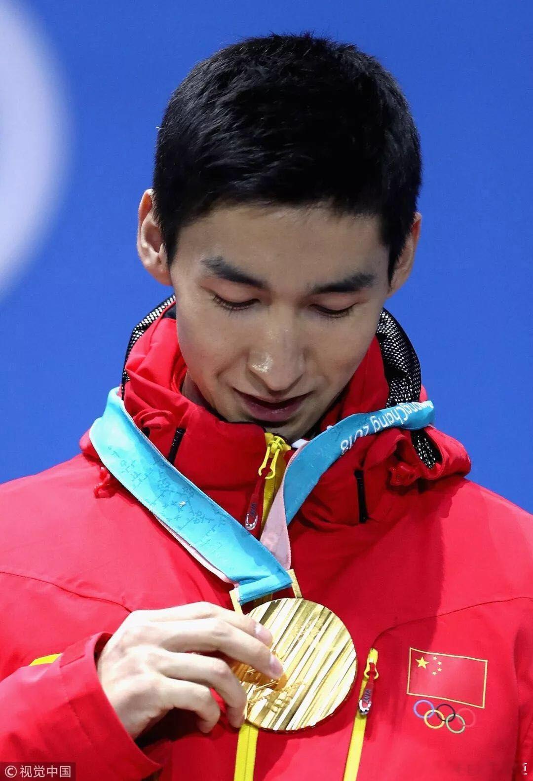 武大靖出任中国短道速滑队主教练退役短短七月，热爱从未落幕。一身伤病熬过漫长冰上岁