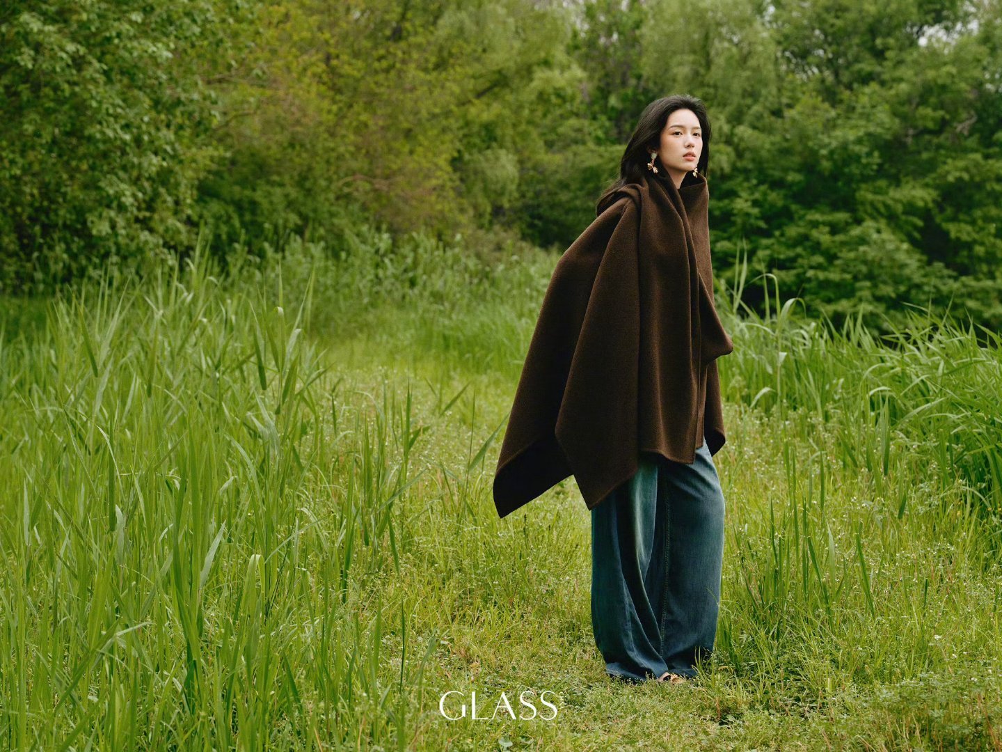 周也GLASS五月刊封面周也这组湿地漫游大片的质感也太绝了！GLASS中文版五月