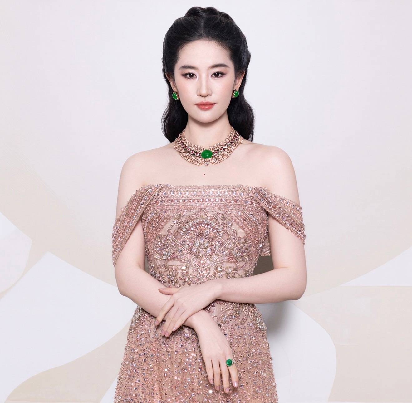 看了公式照更加觉得宝格丽女王刘亦菲太会选了翡翠的绿一下子就抓人眼球了 高定和高珠