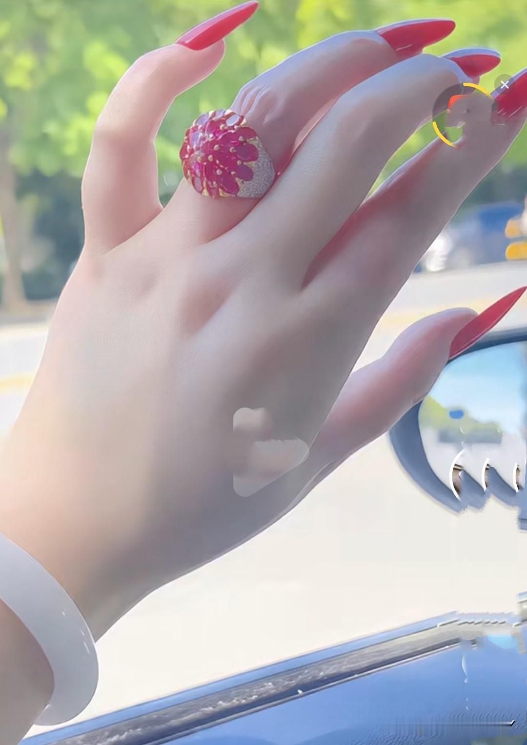 这么美若天仙的手，你们见过吗？就像精雕细琢的艺术品，手指白皙修长，骨节匀称，指甲
