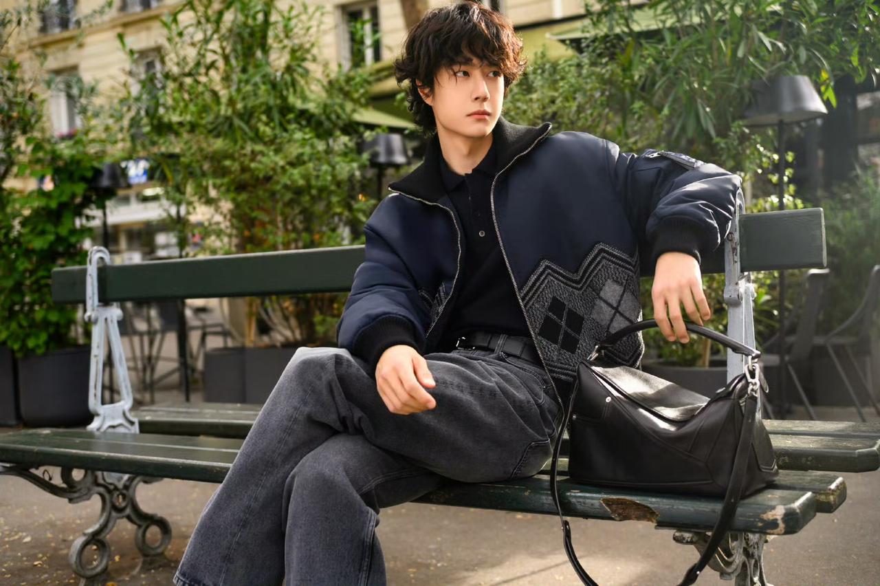 LOEWE罗意威全球品牌代言人王一博巴黎街头的闲暇时光……
自在写意的松弛中轻松