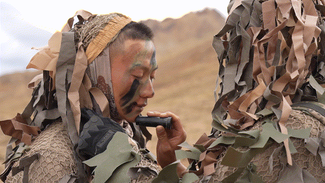 积雪未融，乱石嶙峋，雪域高原寒风刺骨。近日，在海拔4000多米的西藏高原某训练场