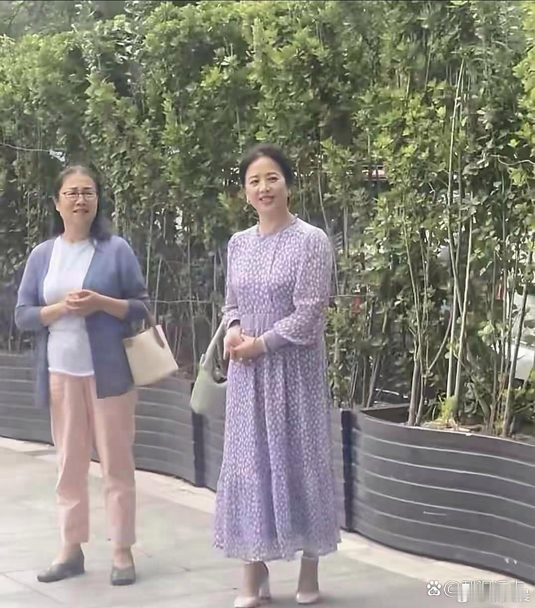 刘亦菲妈妈太绝了！65岁依旧美得优雅动人，这份绝佳状态真的让人狠狠羡慕～ ​​​