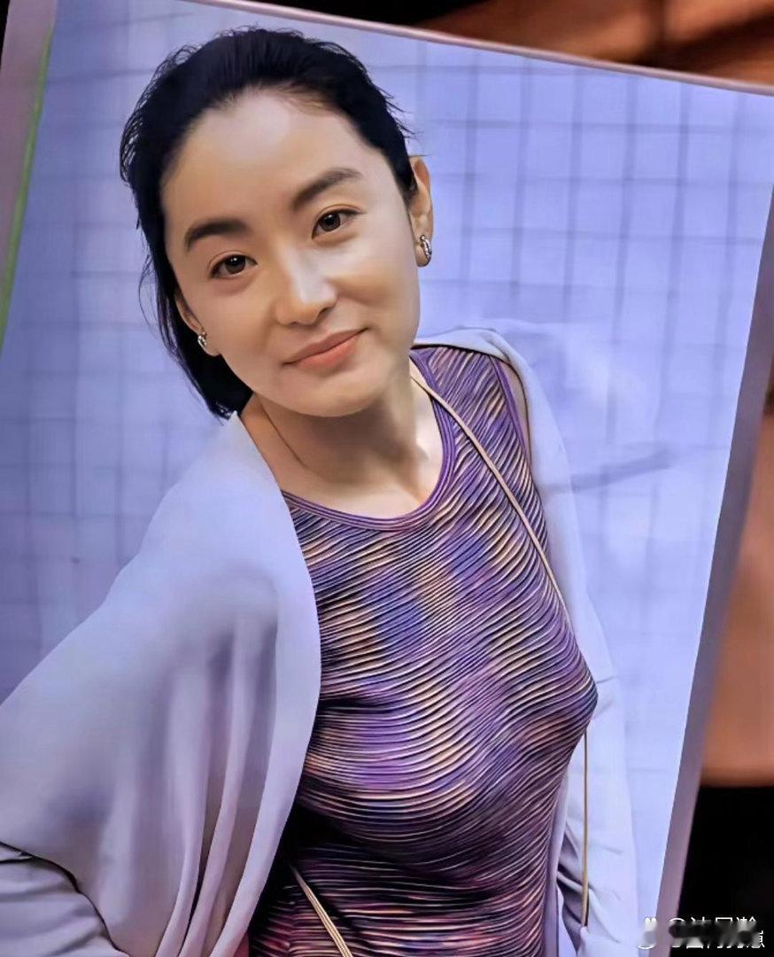 细数港风绝色，林青霞的颜值巅峰惊艳岁月，眉眼英气兼具柔美，气质浑然天成，氛围感无