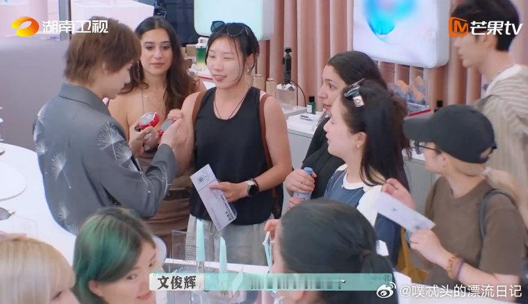 文俊辉卖货三语丝滑切换巴黎合伙人名场面巴黎合伙人 谁不说文俊辉是“巴黎卖货语言担