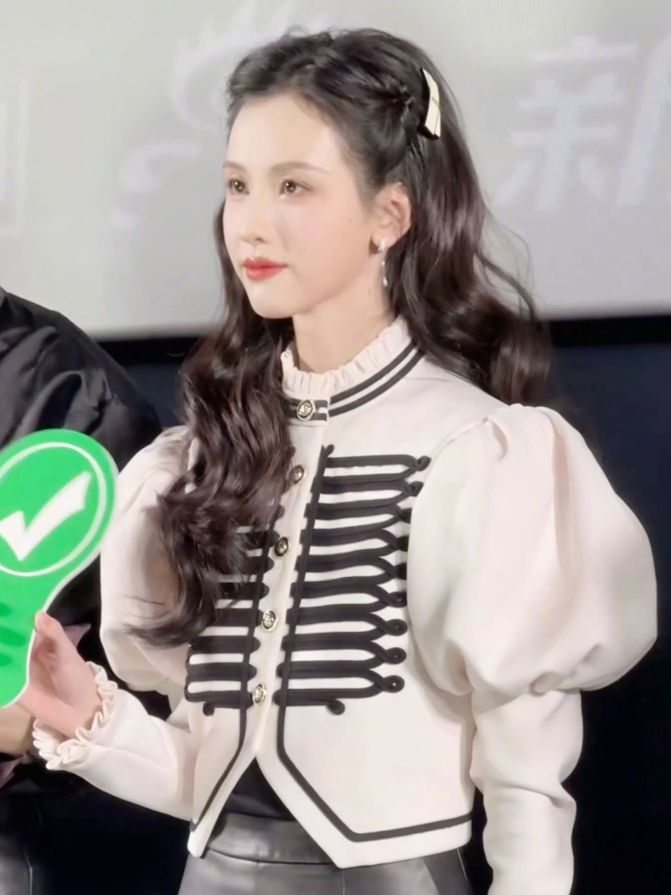 陈都灵骑士公主装 今天的如此之美萌，公主头加上骑士装，是公主又是王子，小巧思被我