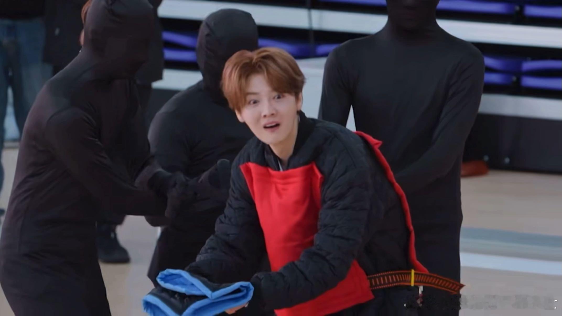 鹿晗看到高瀚宇跪下的反应高瀚宇给鹿晗跪下送衣服 鹿晗大概没想到，撕衣服比赛变成受