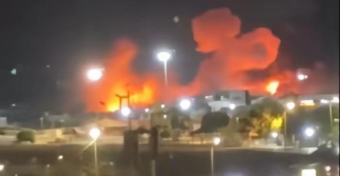 美军7个小时炸弹雨暴打伊朗，伊朗石油城爆发两次大爆炸！美军战机沿着伊朗海岸线，一