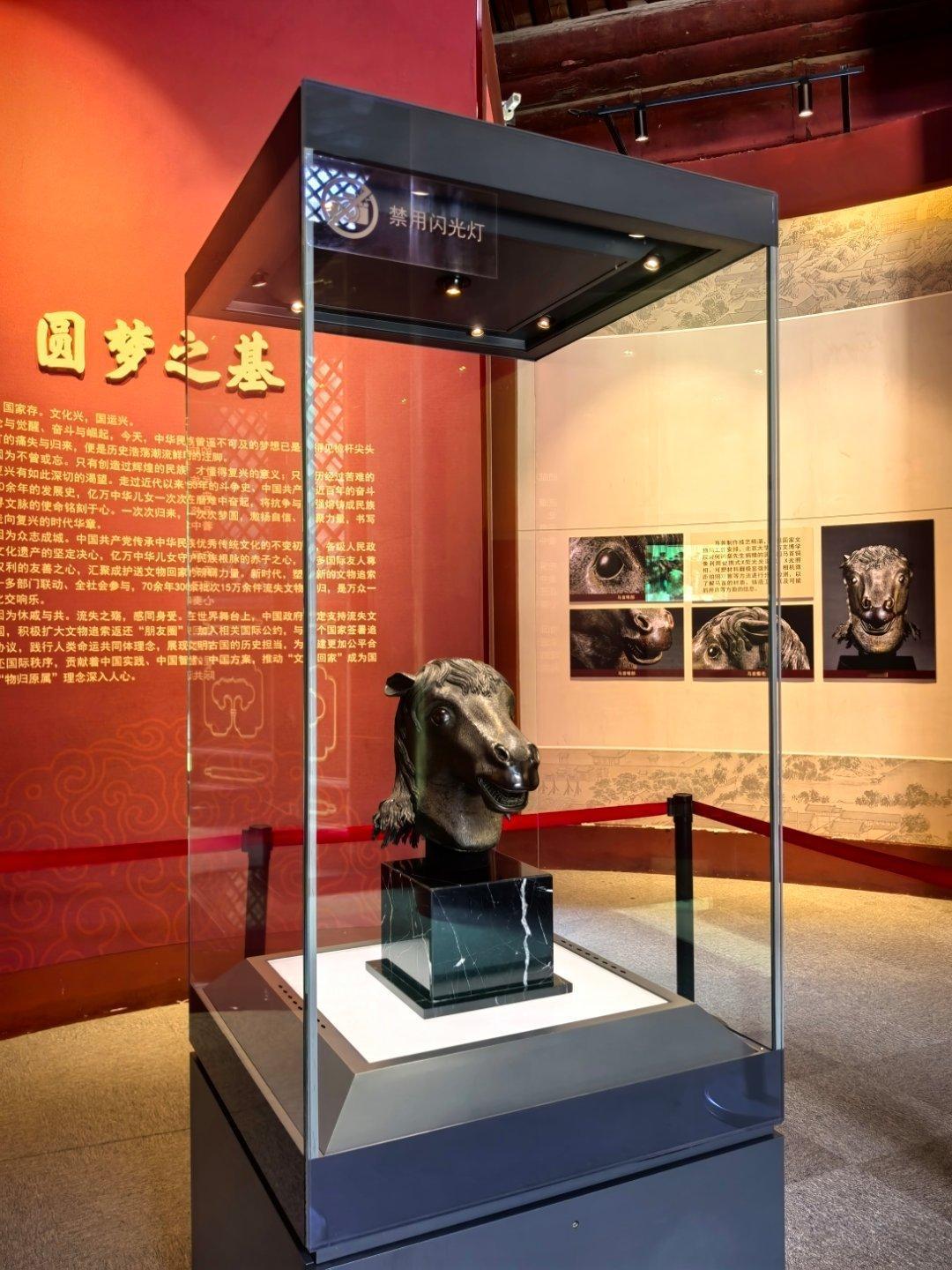 马首铜像是圆明园西洋楼海晏堂十二生肖兽首喷泉之一，1860年英法联军火烧圆明园时