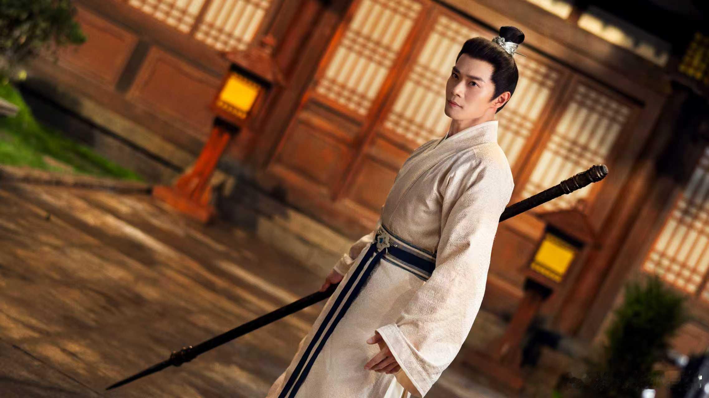 曹骏机场给粉丝送凤梨酥 刚刷到现场图，曹骏手里拎着一堆凤梨酥，见到粉丝就主动递，