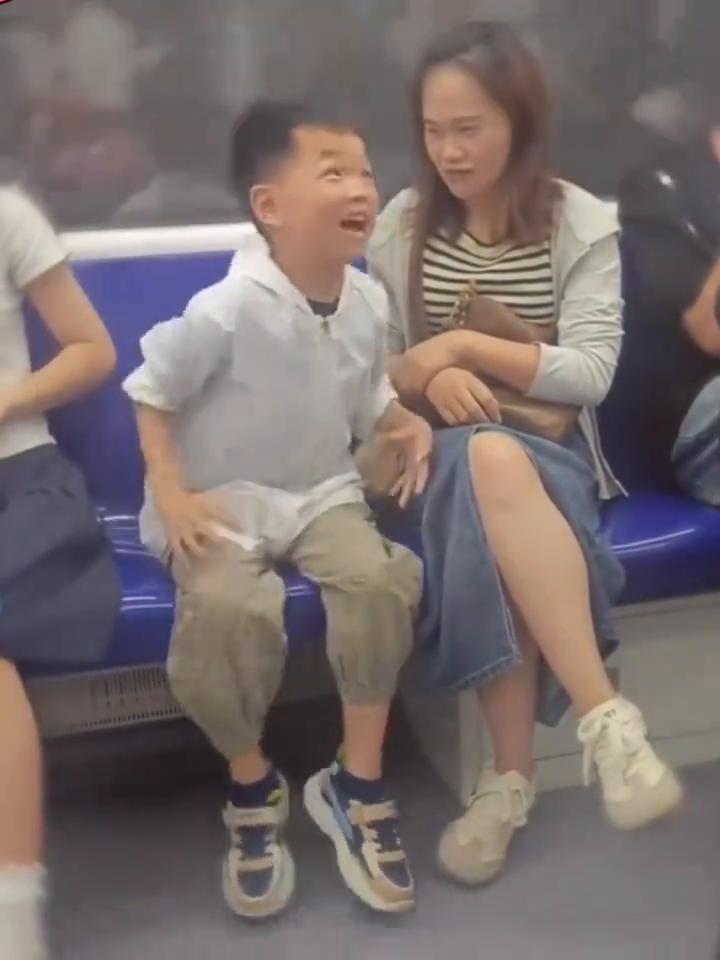 皮皮虾神评："世界或许沉默，但爱永不静音"。