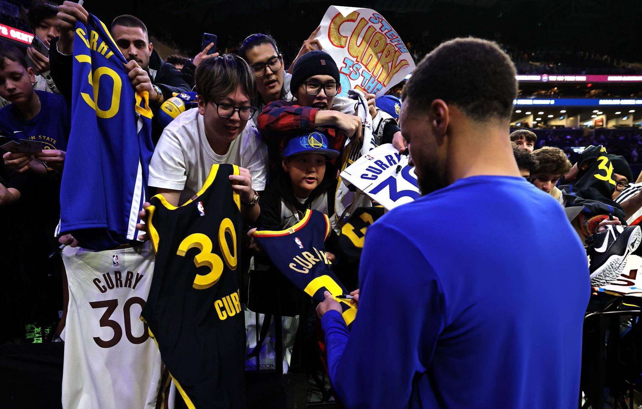 斯蒂芬·库里很清楚一件球衣的平均售价在60到150美元之间，他坦言这只会激励他全