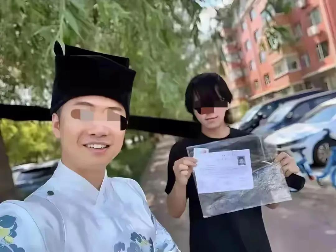 大反转，
知情人爆料南航机长李众煜不是因为技术问题降职，而是因为不会拍马屁，不会