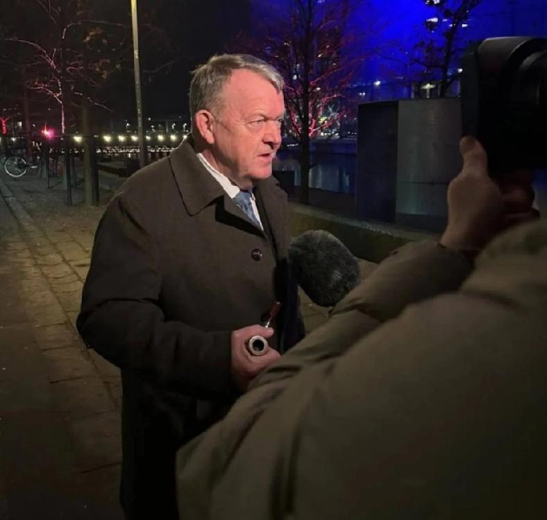 这事儿真够魔幻的！美国总统特朗普一会儿说不会武力夺取格陵兰岛，一会儿又说这是美国