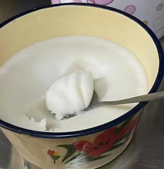 儿时的面条，基本上不会配什么“辅助食材”。最好的搭配，就是手擀面煮好之后，放点从