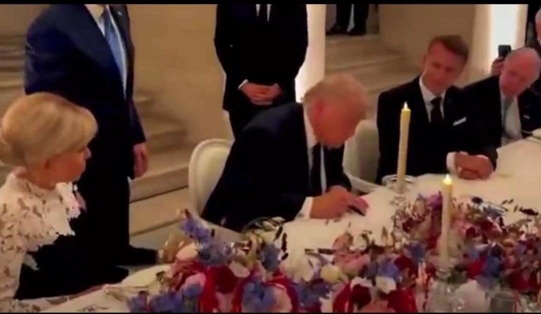 川普在凡尔赛宫晚宴上当众签署了美伊两国谅解备忘录，并赢得在座马克龙等宾客掌声。