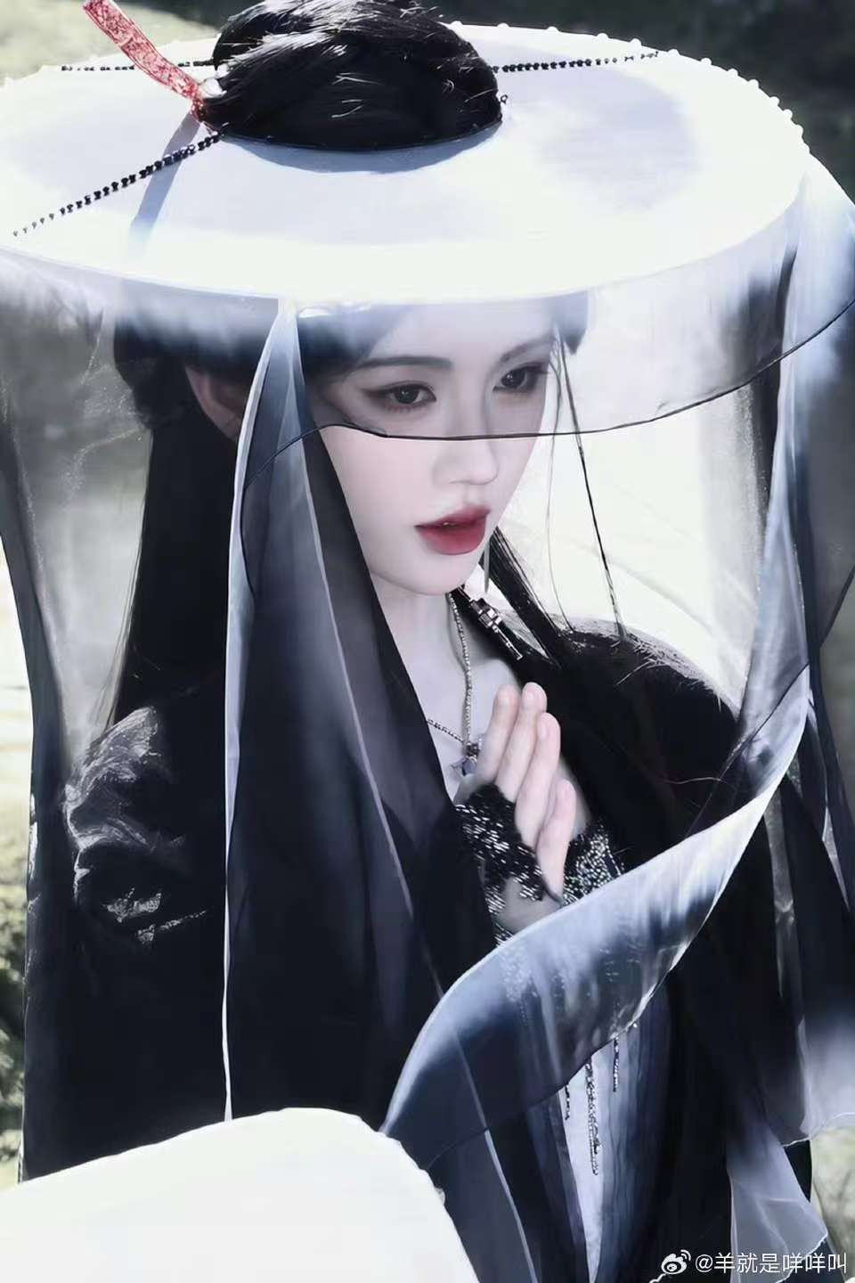 鞠婧祎黑衣斗笠鞠婧祎来战黑衣斗笠造型鞠婧祎黑衣斗笠，爱了，[太开心][太开心] 