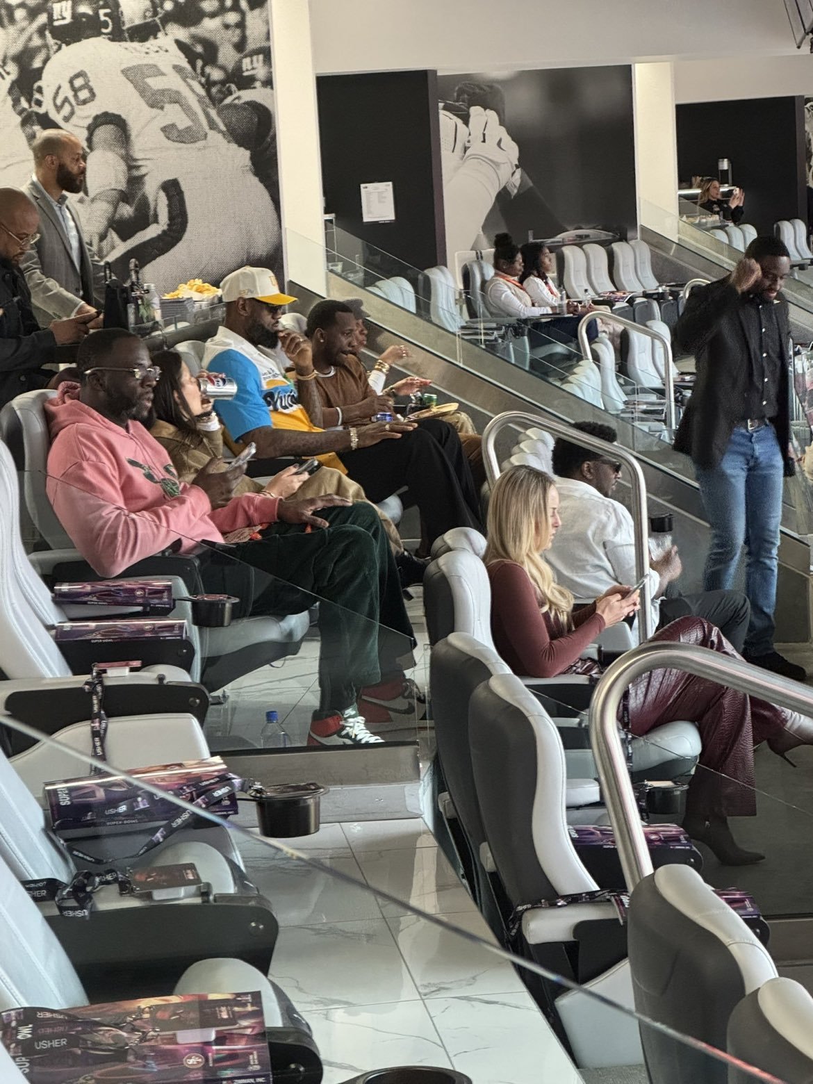 格林、詹姆斯和富保罗在一个包厢看超级碗#金州勇士[超话]##超级碗# ​​​