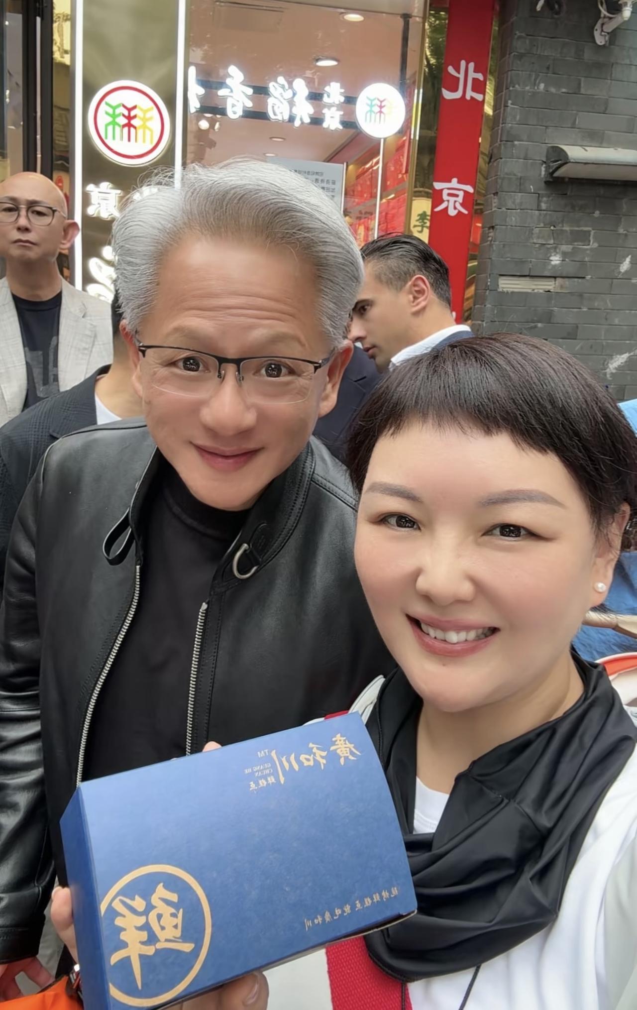 喷了，看到张路人和黄仁勋自拍合影的照片，你们看老黄这美颜自然吗？[笑哭][允悲]