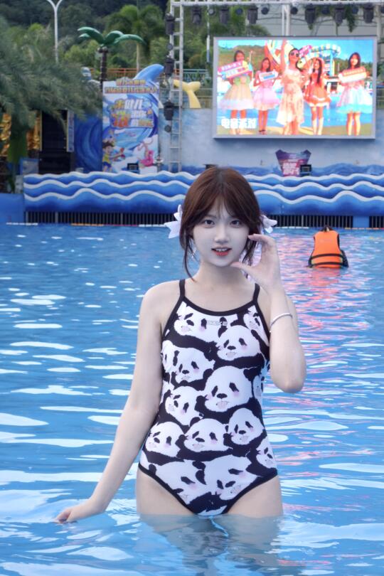 女大学生|在泳池里的夏天