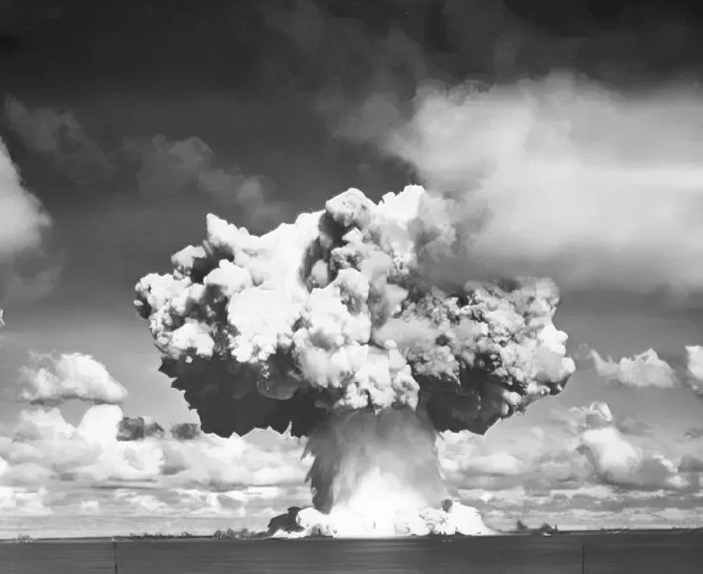 1945 年 7 月 16 日‌，美国在新墨西哥州的阿拉莫戈多沙漠（Alamog