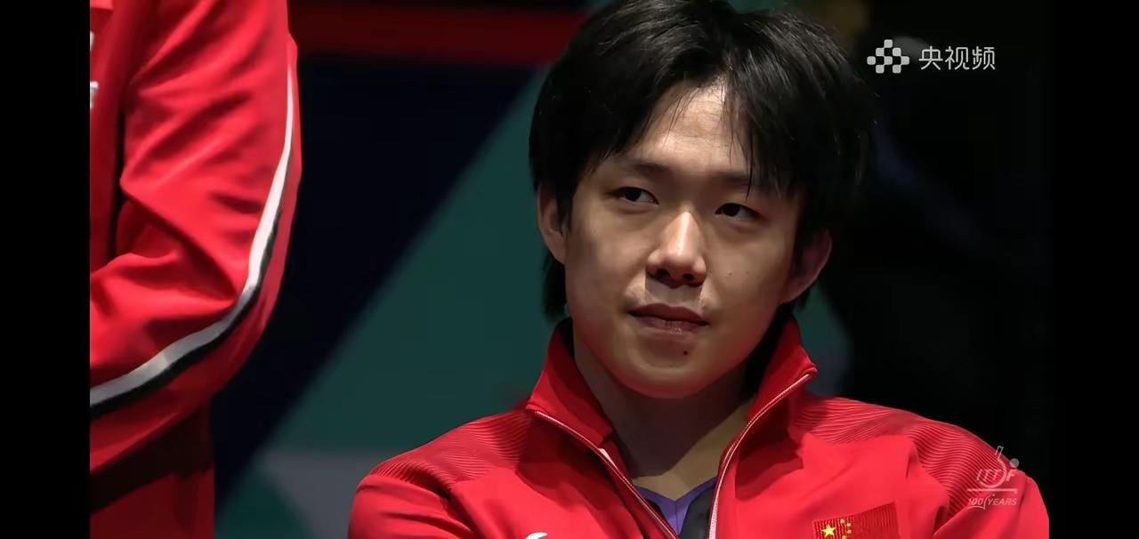 小石头1:3不敌卡尔伯格，输掉第二场比赛，也就是国乒男团2:3不敌瑞典队的那一刻