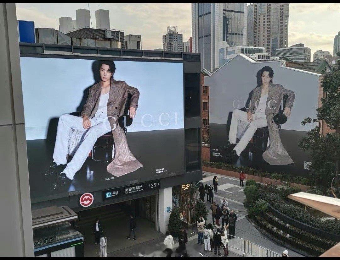 #gucci再次为肖战制作手绘墙# 被高奢偏爱的顶流巨星是这样的～这张伟大的脸就