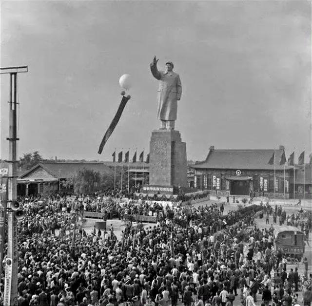 1968年，西安火车站毛主席像落成典礼。 ​​​