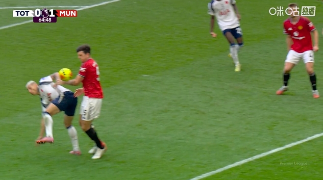 没有点球！马奎尔在禁区内对抗后伸手触球，裁判没有表示