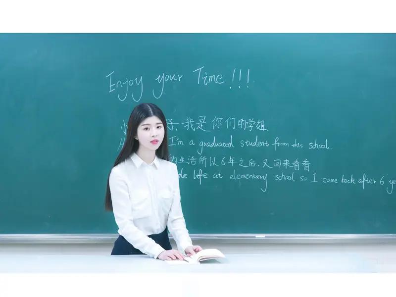 我们单位00后女教师找老公主要以下几类：
1. 正在服役的军人，一共有四五个。