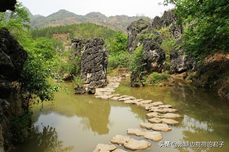 看到“石上流水千年秀”这个上联，我脑海里立马就开始琢磨下联。这上联描绘了石头上流