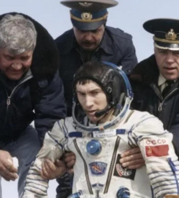 1991年，苏联一名宇航员刚飞上太空，国家解体了。他被丢在太空上747天。当他好