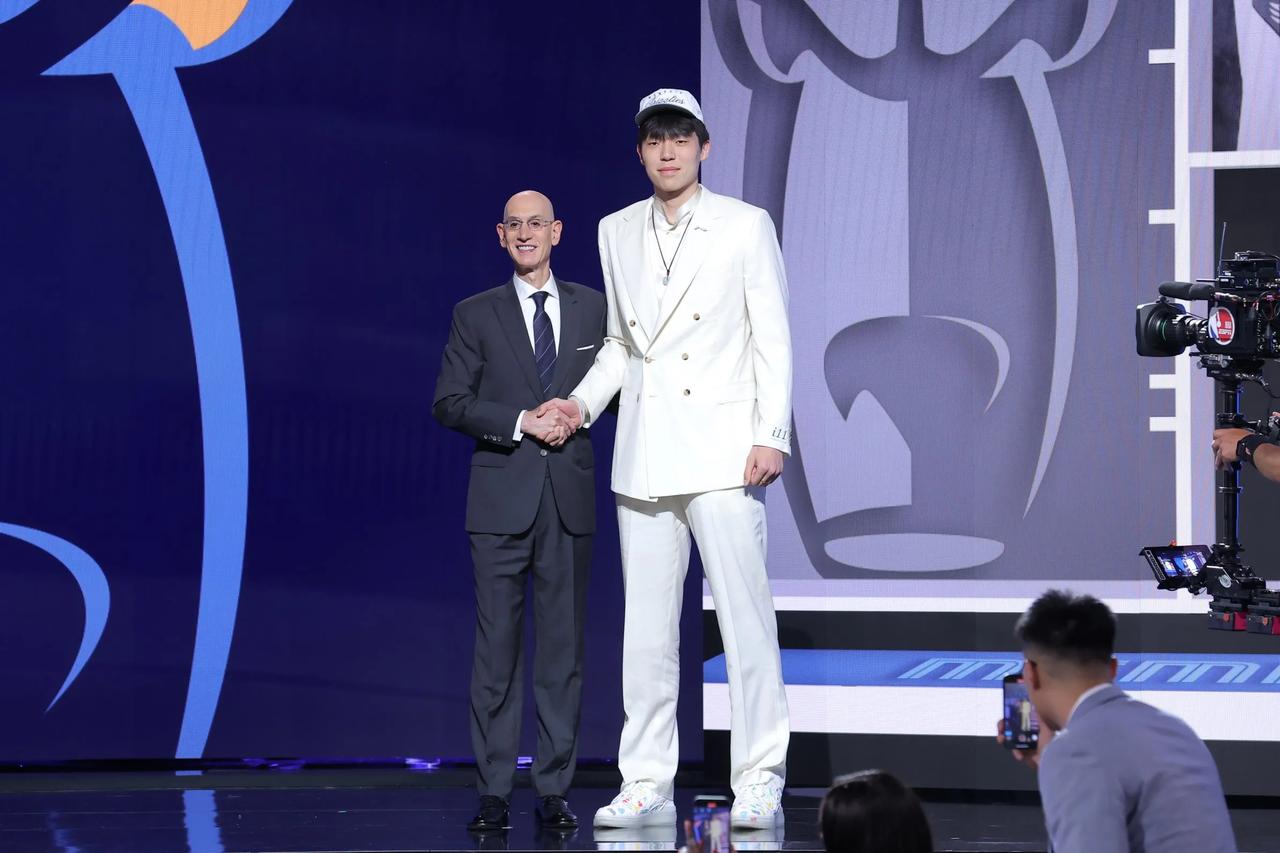肖华对着杨瀚森微微一笑，NBA收视率下滑的问题已经得到解决！

肖华在选秀大会上