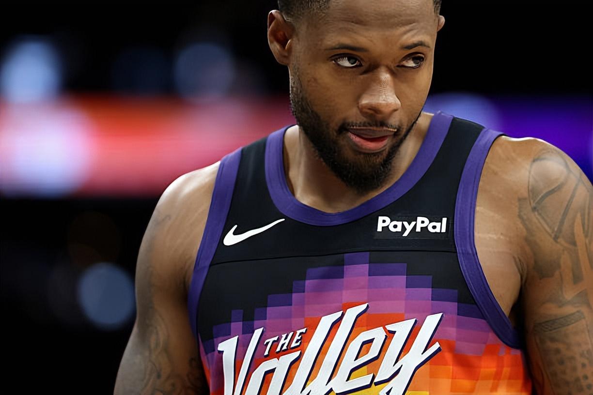 海伍德-海史密斯在附加赛首轮没有出场，太阳输掉了比赛。到了附加赛次轮，海史密斯得