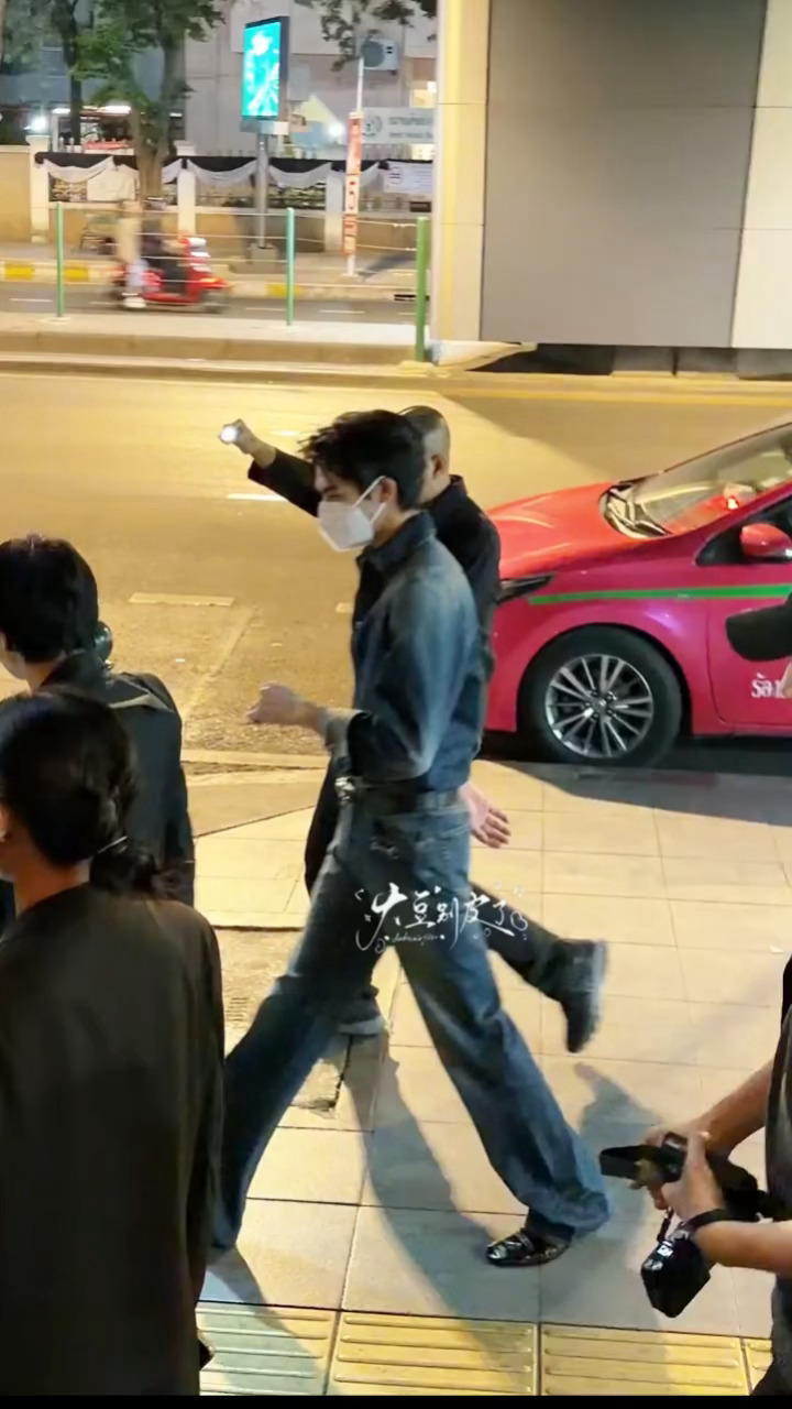 妈呀 网友偶遇到的在泰国拍摄下班的宋威龙好长一条人啊威龙欧巴….🤤网友偶遇泰国