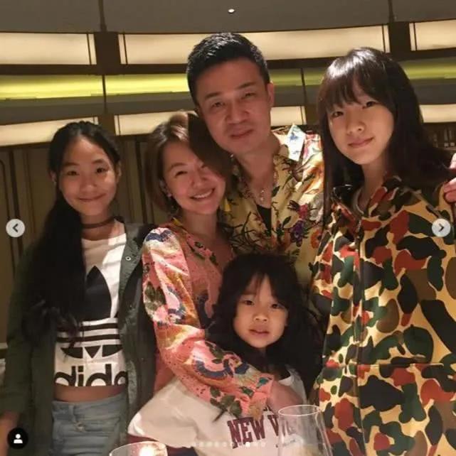 三个姑娘都长大成人了，一个个出落的亭亭玉立，老公对她再不好，也熬过来了，老公再不