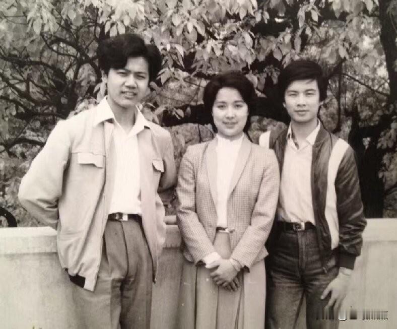 八十年代初，他们都还年轻，是越剧、沪剧舞台上备受瞩目的新星。左起依次为“沪剧王子