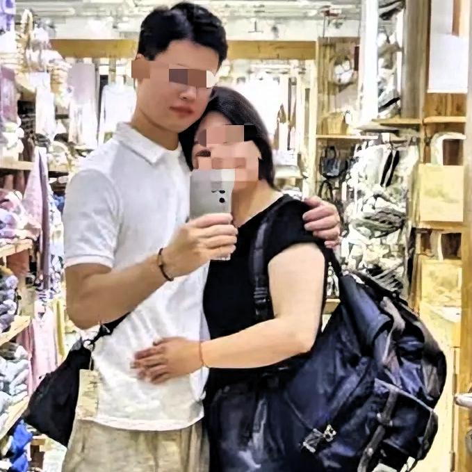 985男博士“知三当三”，华南理工的瓜，速来！
华南理工土木学院在读博士生黄某，