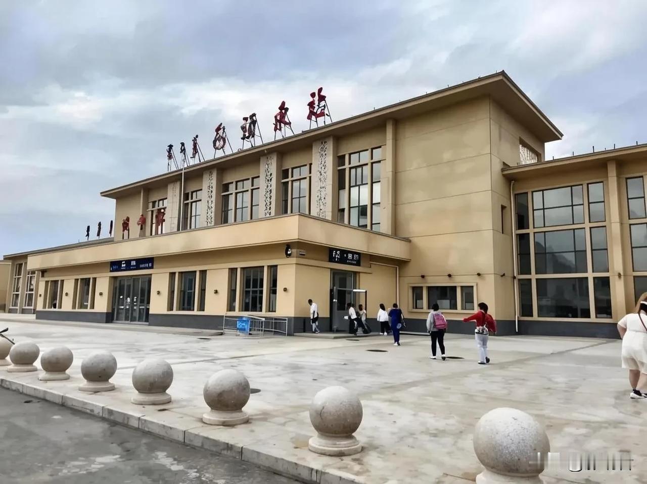 酷暑天气，包头东站没有开空调，乘客们热得汗流满面。
对此，有人解释说，包头东站就