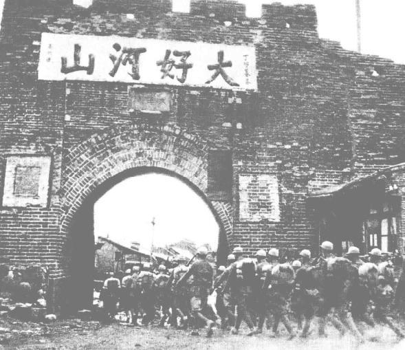 八路军攻克张家口，开进大境门。