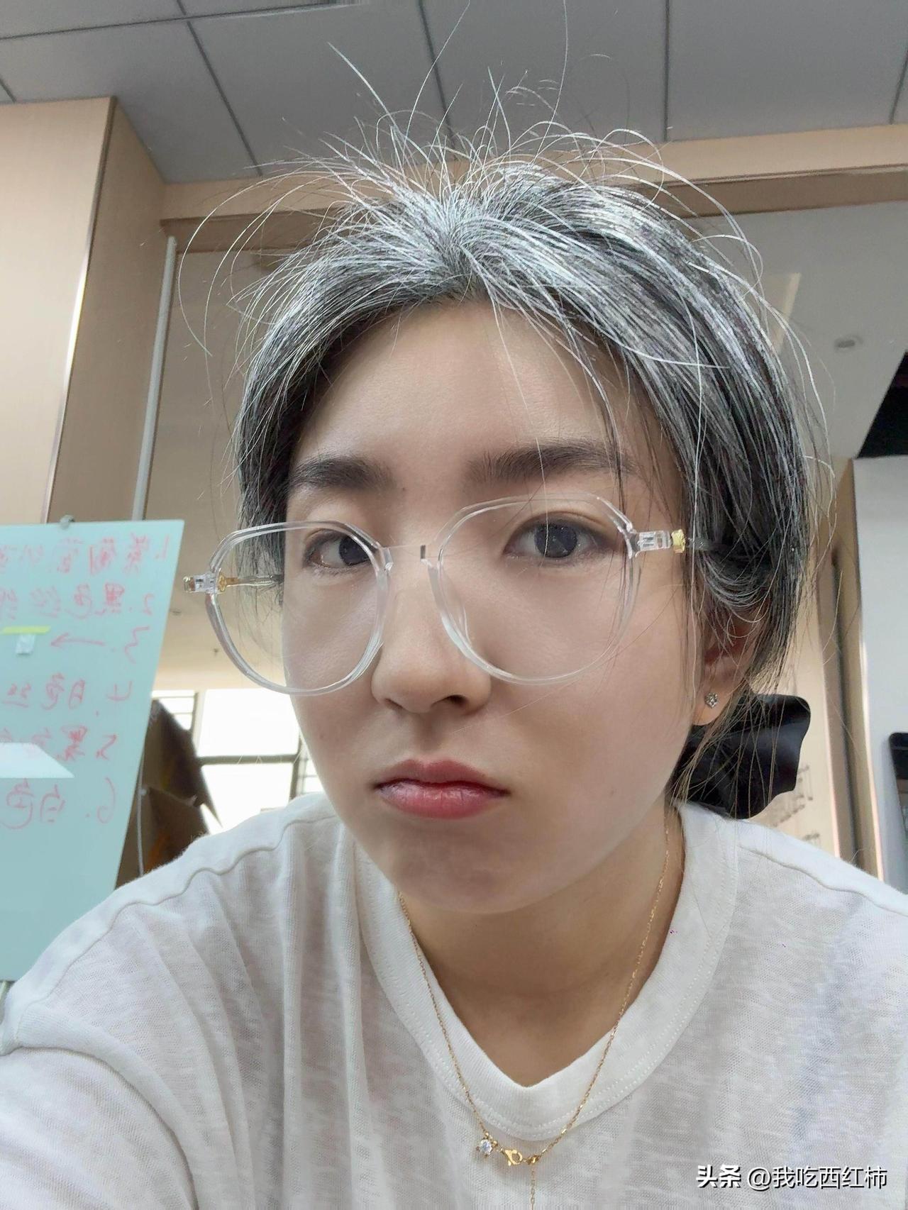 如果你33岁满头白发👩🏻‍🦳，你会染吗？
我今年33岁。
大概从二十多岁开