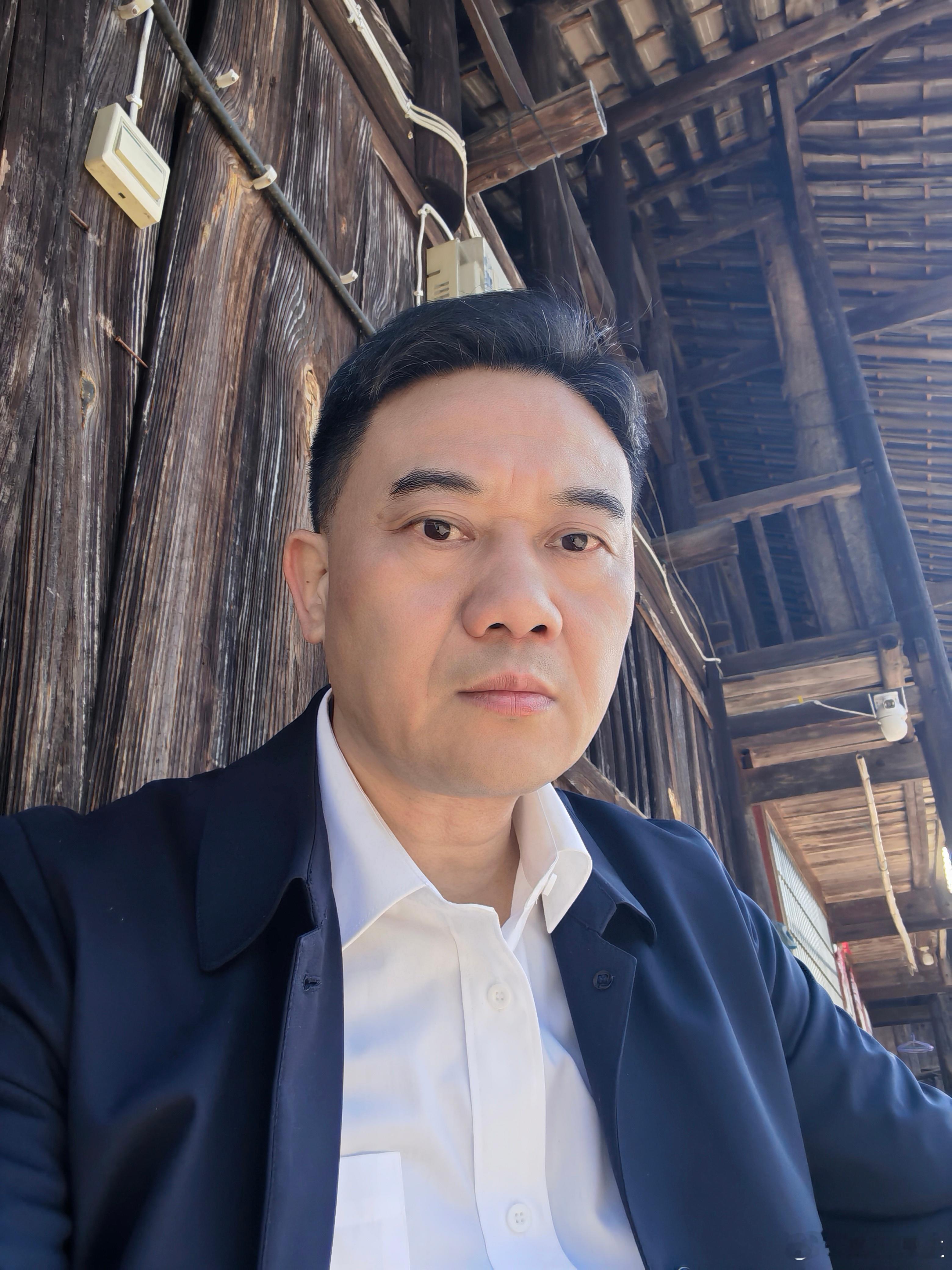 老屋纪事此屋非老，庚戌年间所筑，迄今五十余载矣。父生於解放前八载，行二。因伯父出