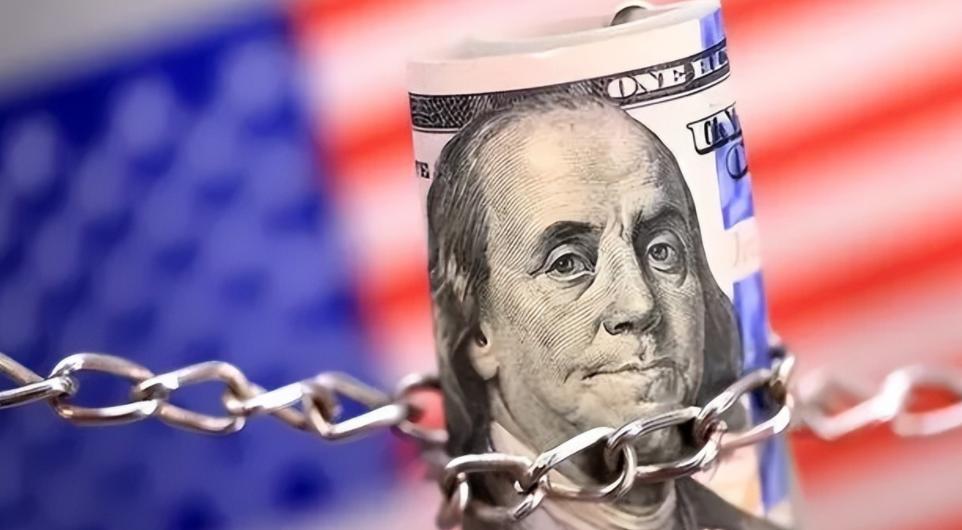 当美国财长亲眼目睹中国将持有的7800亿美元美债，通过第三方完成人民币结算时，整