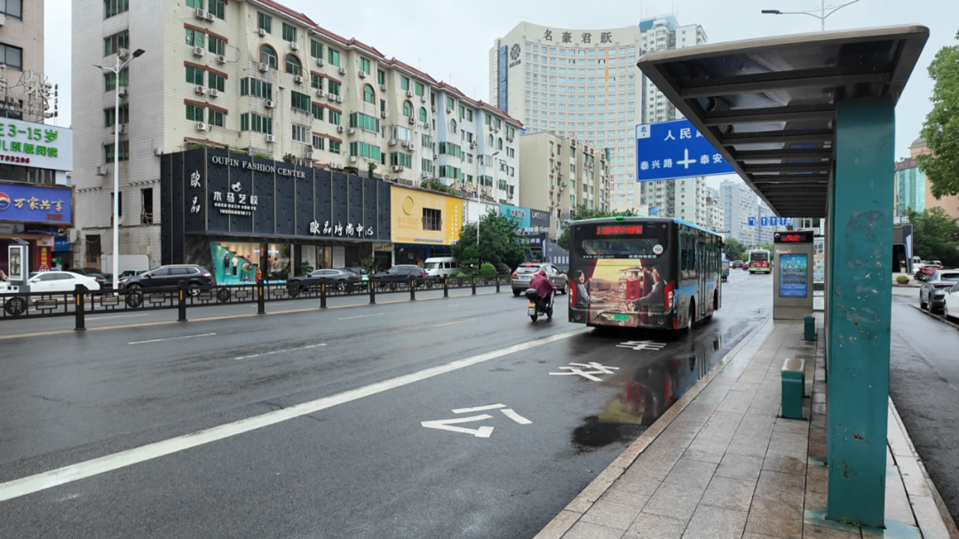 龙港为宣传赵丽颖《小城大事》给三辆公交车做了主题海报，商圈、学校、政府、街道全覆