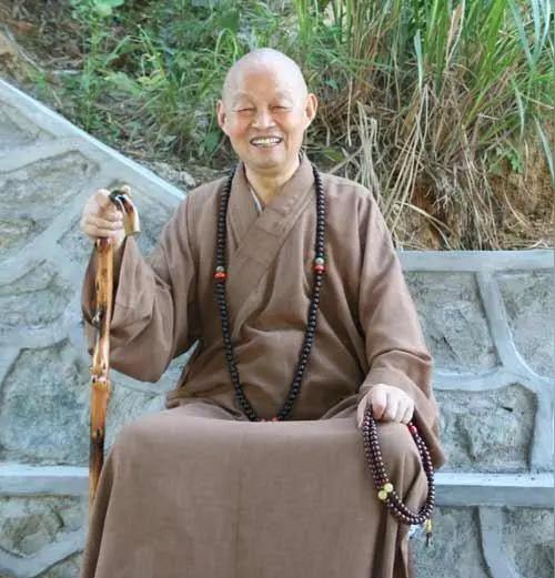 一位老人感叹说：
“人没有必要活得太长寿，
60岁就走，有点年轻；
70岁走，有
