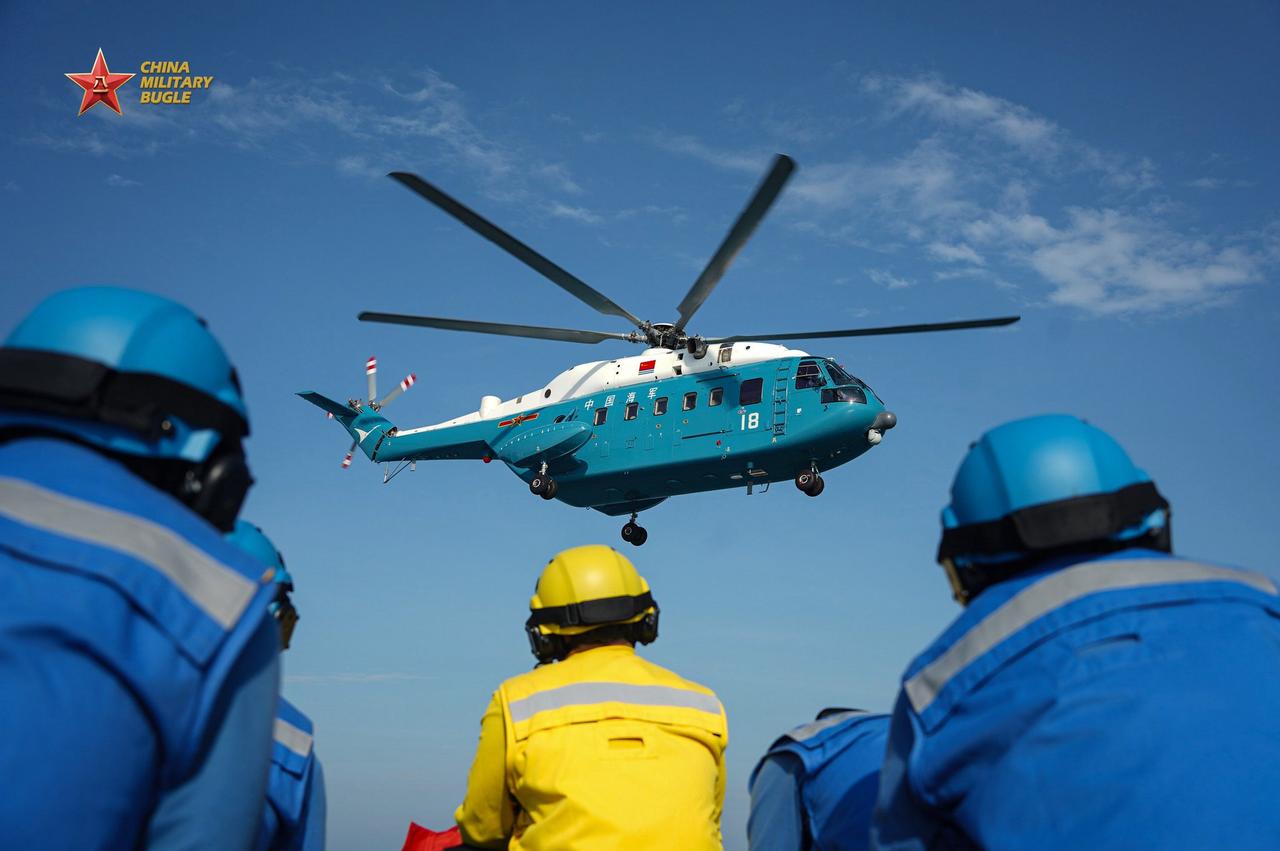 075型两栖攻击舰训练美图。
从图上看，直-18真是大